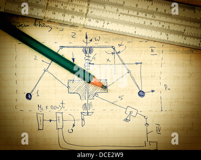 Matita e una slitta regola sulla vecchia pagina con i calcoli di meccanica Foto Stock