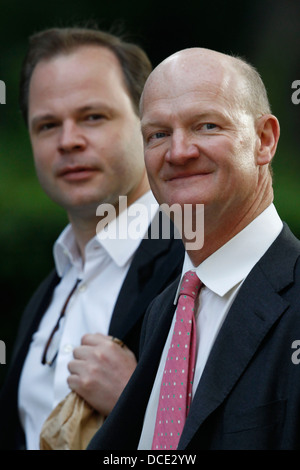 Ministro di Stato per le università e la scienza David Willetts (R) e Craig Oliver, David Cameron il direttore delle comunicazioni Foto Stock