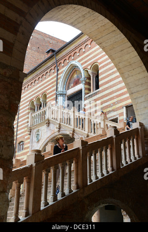 Verona Italia Scala nel cortile del Palazzo del Comune o Palazzo della Ragione sotto la Torre dei Lamberti Foto Stock