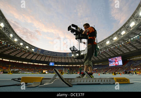 Mosca, Russia. Il 15 agosto, 2013. Una telecamera operatore è visto durante gli eventi in occasione della quattordicesima IAAF ai Campionati Mondiali di atletica di Luzhniki Stadium di Mosca, Russia, 15 agosto 2013. Foto: Bernd Thissen/dpa/Alamy Live News Foto Stock