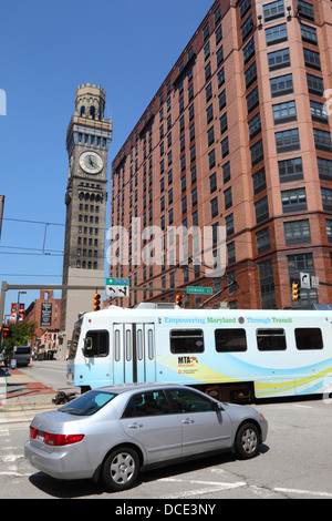 Treno leggero MTA Penn Shuttle, Bromo Seltzer Arts Clock Tower e Camden Court Apartments Building, Baltimore City, Maryland, USA Foto Stock