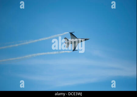 Eastbourne, Sussex, Inghilterra. Il 15 agosto, 2013. F16 MLU eseguendo nel giorno di apertura del credito airshow: Malcolm Park/Alamy Live News Foto Stock