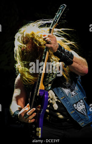 Agosto 11, 2013 - Toronto, Ontario, Canada - ZAKK WYLDE, 'Black Label Society" cantante/chitarrista sul palco a Molson anfiteatro canadese a Toronto durante il Gigantour 2013. (Credito Immagine: © Igor Vidyashev/ZUMAPRESS.com) Foto Stock