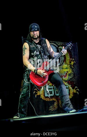 Agosto 11, 2013 - Toronto, Ontario, Canada - NICK CATANESE, 'Black Label Society" suona la chitarra ritmica di scena a Molson anfiteatro canadese a Toronto durante il Gigantour 2013. (Credito Immagine: © Igor Vidyashev/ZUMAPRESS.com) Foto Stock