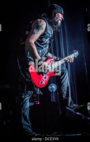 Agosto 11, 2013 - Toronto, Ontario, Canada - NICK CATANESE, 'Black Label Society" suona la chitarra ritmica di scena a Molson anfiteatro canadese a Toronto durante il Gigantour 2013. (Credito Immagine: © Igor Vidyashev/ZUMAPRESS.com) Foto Stock