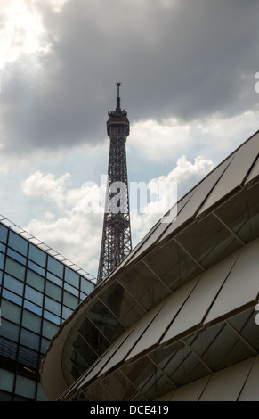 La Torre Eiffel si vede dalla motivazione della Qui Branly Museum di Parigi Francia Foto Stock