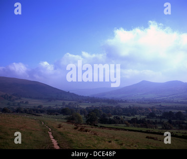 Edale guardando verso Grindslow Knoll e Kinder Scout che si eleva al di sopra di Edale Villaggio Parco Nazionale di Peak District Derbyshire Inghilterra Foto Stock