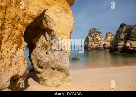 Praia do Camilo spiaggia mare arco naturale arco di roccia e insolite formazioni di roccia offshore Ponta da Piedade Lagos Algarve Portogallo Foto Stock