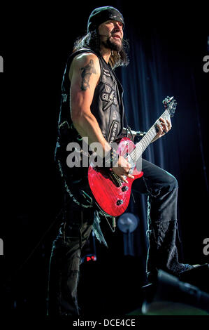 Agosto 11, 2013 - Toronto, Ontario, Canada - NICK CATANESE, 'Black Label Society" suona la chitarra ritmica di scena a Molson anfiteatro canadese a Toronto durante il Gigantour 2013. (Credito Immagine: © Igor Vidyashev/ZUMAPRESS.com) Foto Stock