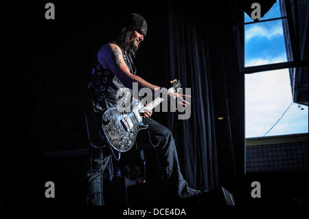 Agosto 11, 2013 - Toronto, Ontario, Canada - NICK CATANESE, 'Black Label Society" suona la chitarra ritmica di scena a Molson anfiteatro canadese a Toronto durante il Gigantour 2013. (Credito Immagine: © Igor Vidyashev/ZUMAPRESS.com) Foto Stock