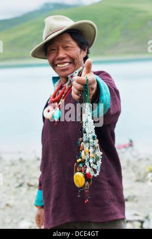 Cina, Xizang, Tibet, Shannan, Donna conserva gioielli di perline Foto Stock