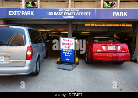 Garage pieno segno e automobili in attesa al di fuori del garage a 100 East Pratt Street, Città di Baltimora, Maryland, Stati Uniti d'America Foto Stock