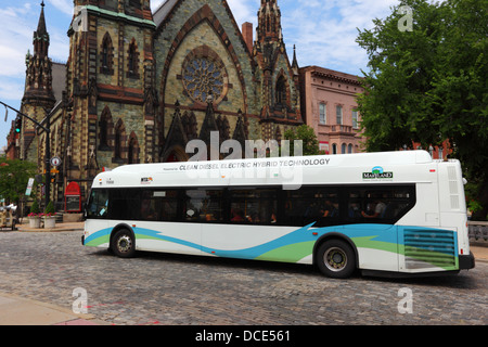 Maryland Transit Association azionato di diesel pulito la tecnologia ibrida elettrico bus pubblico, città di Baltimora, Maryland, Stati Uniti d'America Foto Stock