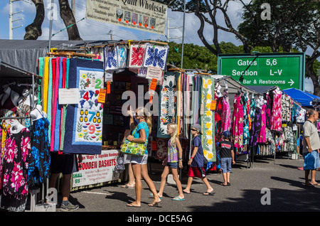 Stati Uniti d'America, Hawaii, Oahu, Honolulu. La folla shop per trapunte e sui capi di abbigliamento alle Aloha Stadium Swap Meet. Foto Stock