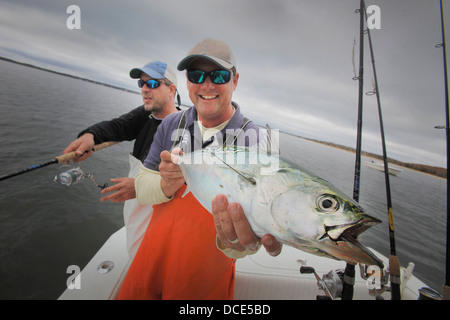 Due pescatore uno tenendo un falso albacora; montauk new york stati uniti d'America Foto Stock