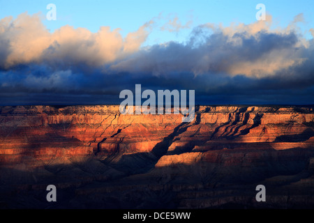 Drammatica e minacciosa la mattina presto luce nel Parco Nazionale del Grand Canyon, Arizona, Stati Uniti d'America, est Vista di RIM Foto Stock