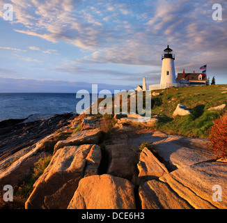 Il classico Pemaquid Point Lighthouse affacciato sull'Oceano Atlantico su una bella Nuova Inghilterra mattina, Bristol Maine, Stati Uniti d'America Foto Stock