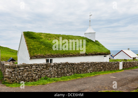 Piccolo villaggio chiesa in Mykines nelle isole Faerøer Foto Stock