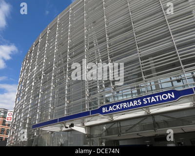 London Blackfriars moderno nuovo ingresso dopo la ristrutturazione del 2013 per il progetto Thameslink Foto Stock