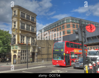 Black Friar pub, svincolo Queen Victoria St, Blackfriars, Londra, Inghilterra UK EC4V 4E, con London Red bus 23 per St Pauls Foto Stock