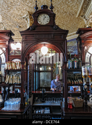 Bar in legno orologio Princess Louise Pub Holborn London City Inghilterra Foto Stock