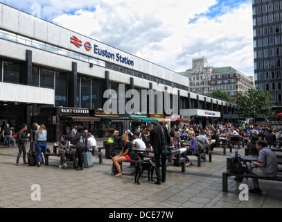 Atrio della concreta e negozi presso la stazione di Euston London Foto Stock