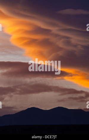 La luce del tramonto sulle nuvole sulla Sierra orientale, California Foto Stock