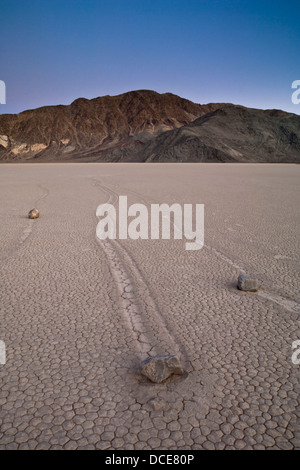 Le tracce lasciate da misteriose Rocce in movimento sul piano secchi di fango in autodromo Playa, il Parco Nazionale della Valle della Morte, California Foto Stock