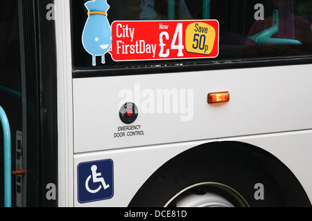 Pulsante della porta e accesso per disabili segno sul bus Foto Stock