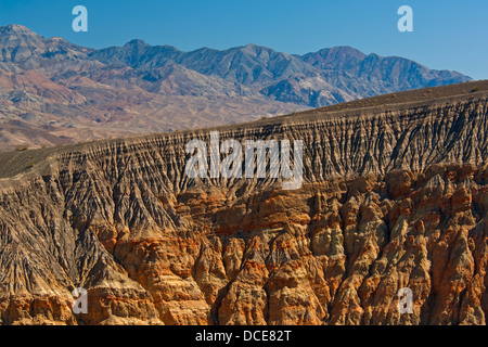 Ripide pareti del cratere Ubehebe, Parco Nazionale della Valle della Morte, California Foto Stock