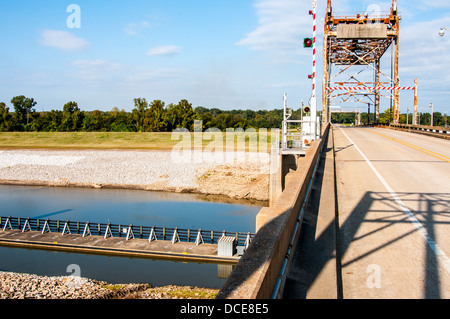 Stati Uniti d'America, Louisiana, Atchafalaya Basin. Fiume vecchio blocco di navigazione e il ponte, costruito dall'US Army Corpo degli Ingegneri. Foto Stock