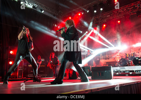 Ronnie Atkins e Tobias Sammet eseguire con il progetto Avantasia sul festival di musica Rock pod Kamenom 2013 in Snina, Slovacchia Foto Stock