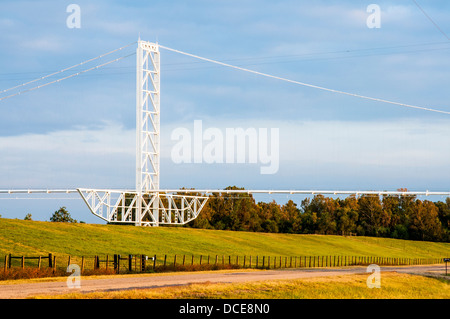 Stati Uniti d'America, Louisiana, Melville, Atchafalaya Basin, gasdotto che attraversa il fiume Atchafalaya. Foto Stock