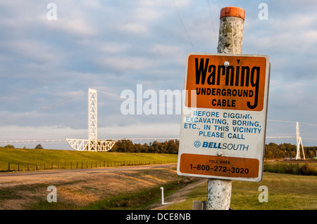 Stati Uniti d'America, Louisiana, Melville, Atchafalaya Basin, segno sul cavo per la conduttura di gas naturale che attraversa il fiume Atchafalaya. Foto Stock