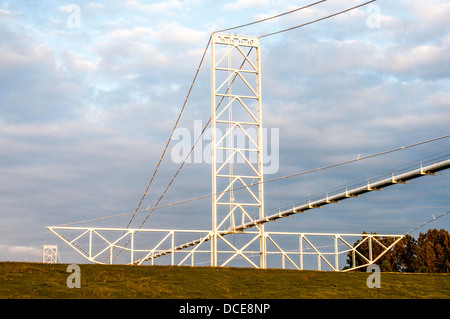 Stati Uniti d'America, Louisiana, Melville, Atchafalaya Basin, gasdotto che attraversa il fiume Atchafalaya. Foto Stock