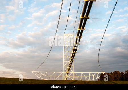 Stati Uniti d'America, Louisiana, Melville, Atchafalaya Basin, gasdotto che attraversa il fiume Atchafalaya. Foto Stock