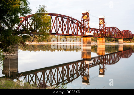 Stati Uniti d'America, Louisiana, Melville, Atchafalaya Basin, Railroad ponte che attraversa il fiume Atchafalaya con la riflessione, a nord della I-10. Foto Stock