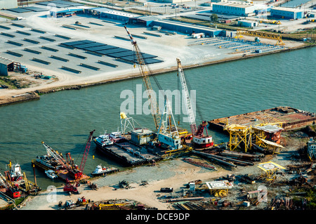 Stati Uniti d'America, Louisiana St Martin parrocchia, Morgan City. Foto aerea di Atchafalaya Basin, chiatte, barche e industria sul fiume. Foto Stock