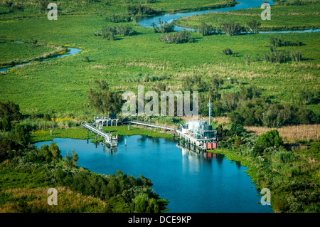 Stati Uniti d'America, Louisiana, foto aerea di Atchafalaya Basin, Lago di cera presa vicino Intracoastal Waterway, stazione di pompaggio dell'olio. Foto Stock