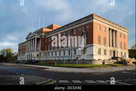 Chesterfield town hall visto alla mattina presto all'alba Foto Stock