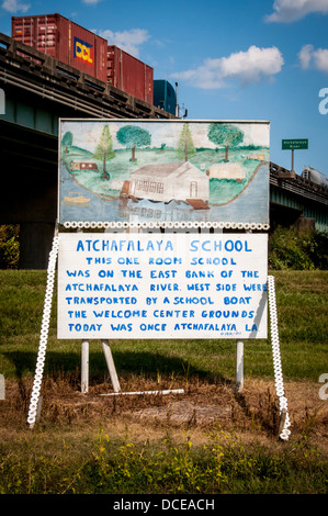 Stati Uniti d'America, Louisiana, Atchafalaya Basin, segno circa Atchafalaya scuola che è stato traghettato dalla sponda est del fiume per questo sito. Foto Stock