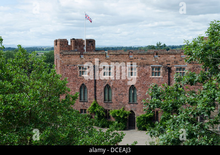 Castello di Shrewsbury vista attraverso gli alberi. Foto Stock