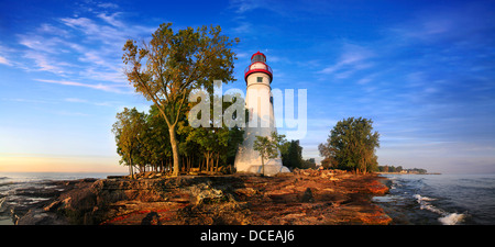 Un 180 gradi vista panoramica a Marblehead faro in mattina presto luce sul Lago Erie, Marblehead Ohio, Stati Uniti d'America Foto Stock