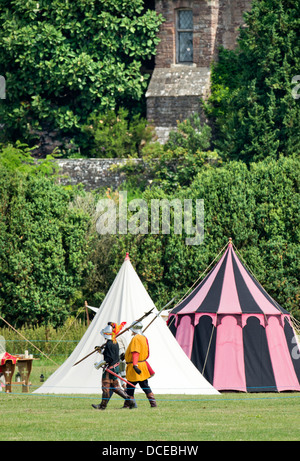 Il 'Berkeley Skirmish' medieval rievocazioni a Berkeley Castle vicino a Gloucester dove il cinquecentesimo anniversario della battaglia di F Foto Stock