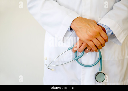 Medico generale azienda uno stetoscopio Foto Stock