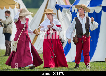 Il 'Berkeley Skirmish' medieval rievocazioni a Berkeley Castle vicino a Gloucester dove il cinquecentesimo anniversario della battaglia di F Foto Stock