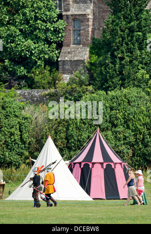 Il 'Berkeley Skirmish' medieval rievocazioni a Berkeley Castle vicino a Gloucester dove il cinquecentesimo anniversario della battaglia di F Foto Stock