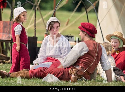 Il 'Berkeley Skirmish' medieval rievocazioni a Berkeley Castle vicino a Gloucester dove il cinquecentesimo anniversario della battaglia di F Foto Stock