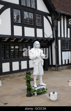 William Shakespeare Ghost, statua vivente. Henley Street, Stratford upon Avon, Warwickshire, Inghilterra Foto Stock