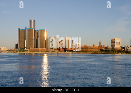 Michigan, Detroit. La mattina presto il centro dello skyline della città vista dal fiume Detroit. Foto Stock